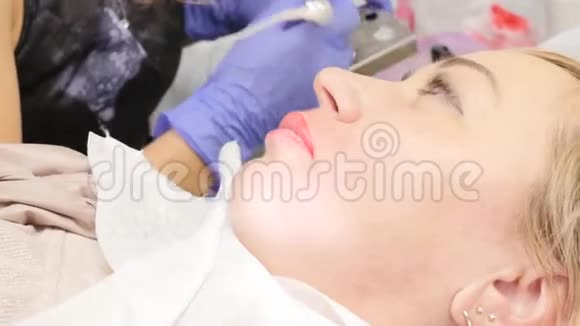 闭唇治疗女性客户嘴唇永久性化妆程序视频的预览图