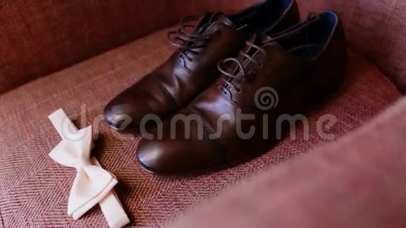 男鞋和领带视频的预览图