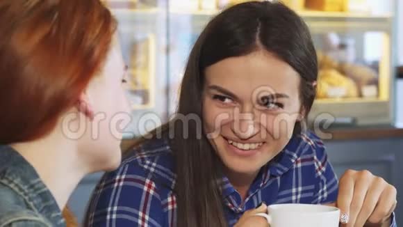 美丽的年轻女子和她的朋友在面包店喝咖啡视频的预览图