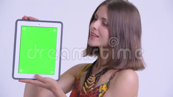 年轻快乐的时髦女人展示数码平板电脑的脸视频的预览图
