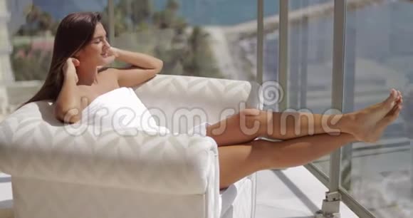 女孩在酒店阳台上日光浴视频的预览图