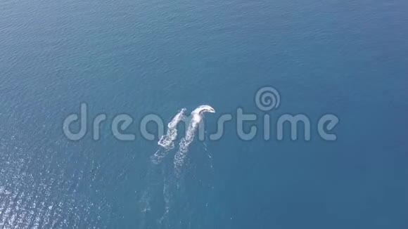 蓝色海洋上用4k空中滑水车画出的令人惊叹的问号符号视频的预览图