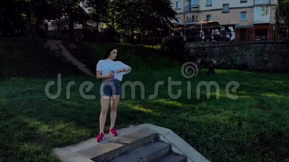 漂亮的健身女孩在公园里做早操视频的预览图