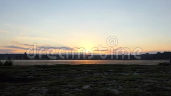 在斯洛莫壮丽的日落时分一个快活的人跑到森林湖边视频的预览图