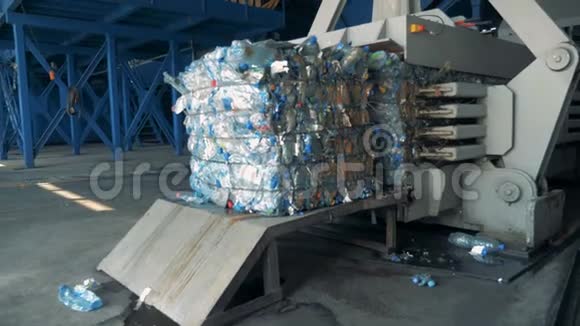 压垃圾专用机工厂设备压缩瓶子以便在垃圾场回收视频的预览图