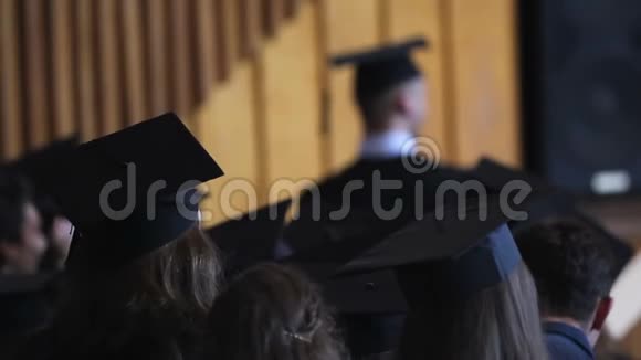快乐的女毕业生走上舞台获得荣誉文凭视频的预览图