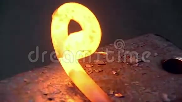 铁在铁砧上燃烧视频的预览图
