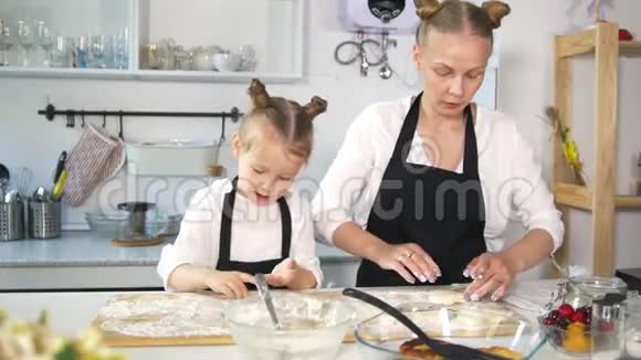 妈妈和她的女儿一起雕刻干酪薄煎饼视频的预览图