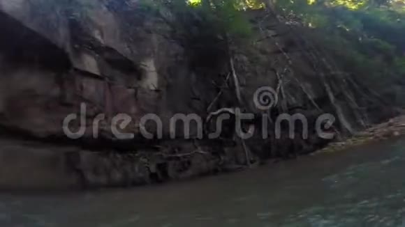 柬埔寨当地导游站在瀑布下游泳贡布视频的预览图