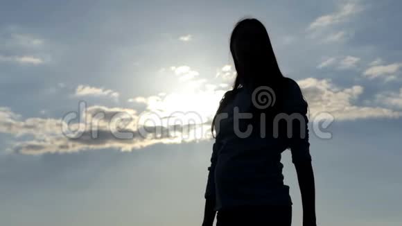 日落时分年轻女子在斯洛莫的四翼飞行器上插入电池视频的预览图