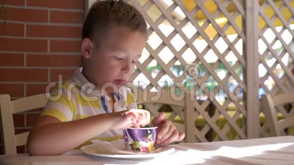 小甜甜在夏日咖啡馆享用冰淇淋甜点视频的预览图
