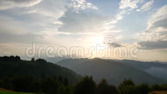 喀尔巴阡山脉的黎明五彩缤纷的天空在山峰之上乌克兰视频的预览图