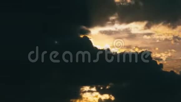 夕阳风中的逆风暴雨云视频的预览图