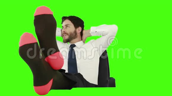 商人在椅子上放松双腿翘起没有鞋子视频的预览图