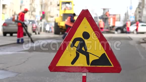 街道上的道路工程标志道路上的道路工程标志工人铺设新沥青视频的预览图