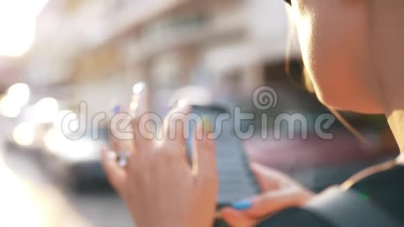 街头妇女在手机上浏览社交媒体视频的预览图