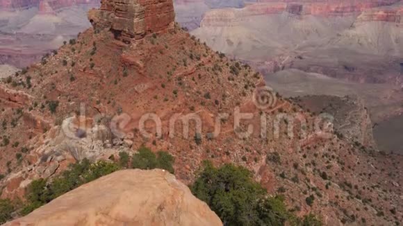 大峡谷最大的巨大岩石的自下而上全景图视频的预览图