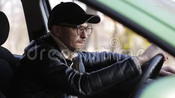 监视的概念私家侦探或间谍监视着坐在车里的物体并给他拍照视频的预览图