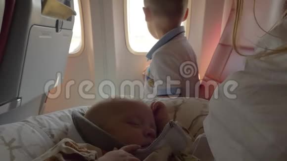 带着家人坐飞机旅行的小女孩醒了视频的预览图