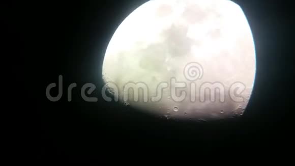 看着月亮和陨石坑视频的预览图