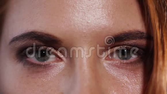 近距离拍摄一个女人的眼睛她的眼睛上涂着睫毛膏和阴影视频的预览图