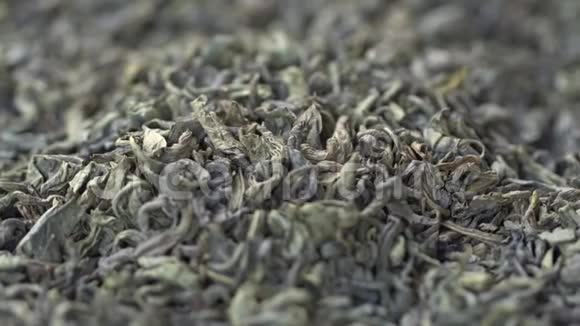 雄手采茶叶冲泡中国绿茶干茶叶背景宏观的美丽的干绿茶视频的预览图
