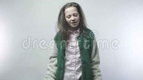 一个十几岁的女孩用一把看不见的吉他弹奏摇滚很酷的女孩视频的预览图