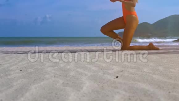 女人把黄金比特币模型藏在沙滩上视频的预览图