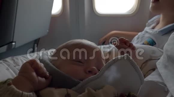 宝宝和家人一起坐飞机梦醒后醒来视频的预览图