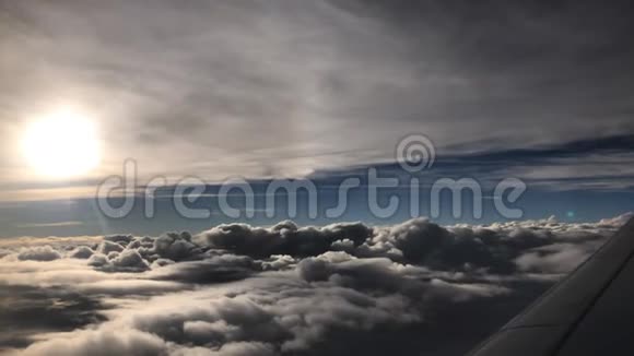 从飞机窗口看到的不可思议的云景视频的预览图