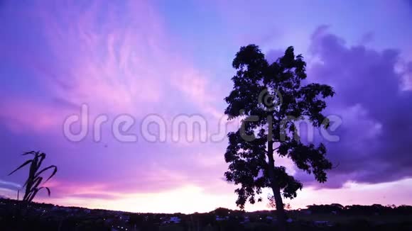 夜晚乌云密布的天空和月亮视频的预览图