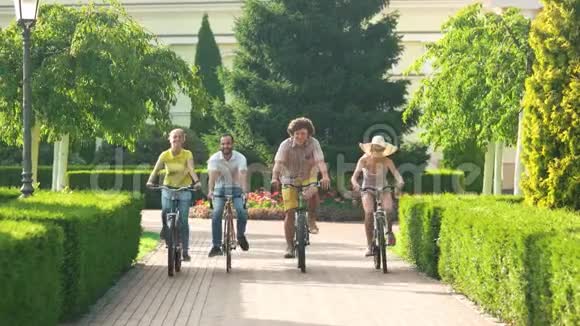 年轻人骑自行车慢动作视频的预览图