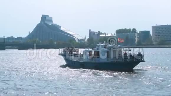 摩托艇游船在河上载游客小河渡口周末避暑旅游景点里加视频的预览图