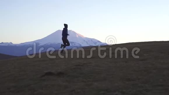 女人晚上在山里慢跑视频的预览图