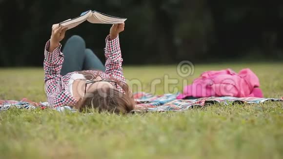 在草地上放松阅读视频的预览图
