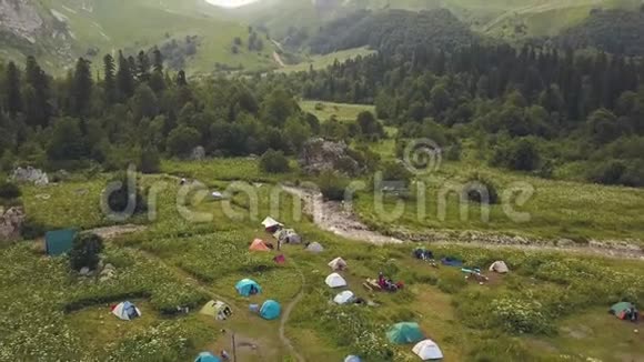 露营帐篷站在山谷鸟瞰积极的旅游生活方式视频的预览图