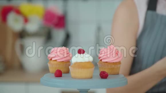 蛋糕架上有白色和粉红色奶油的美味蛋糕视频的预览图