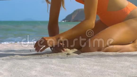 侧视女孩发现比特币在沙滩对抗海洋视频的预览图