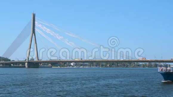 里加河渡船旅游景点前有一座电缆桥周末夏季观光游览视频的预览图