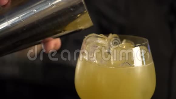 酒吧男在新鲜酒精饮料中加入冰块视频的预览图