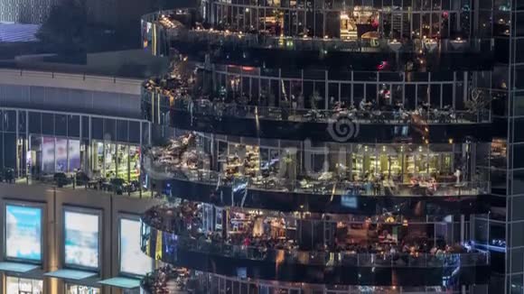 迪拜海滨长廊的空中小牛肉从摩天大楼夜间时间推移阿拉伯联合酋长国的餐厅视频的预览图