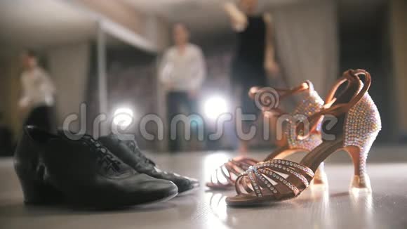 模糊的职业男女在演播室里穿着服装跳舞拉丁美舞在两双舞厅鞋里跳舞视频的预览图