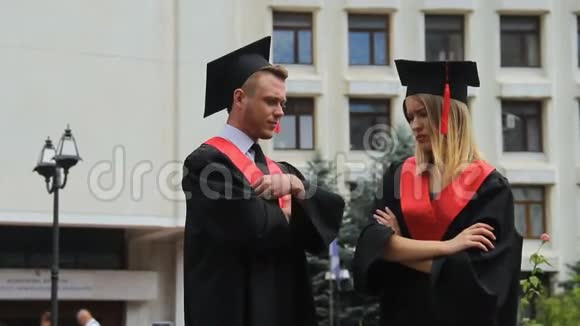 担心穿着学术服装的毕业生谈论毕业后的生活视频的预览图