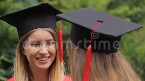 两个戴着流苏的女青年在毕业后交流视频的预览图