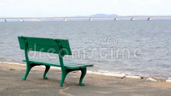 一个休息公园长椅和从塞丹卡站到德弗里斯半岛横跨阿穆的一座低水桥的岸边的景观视频的预览图