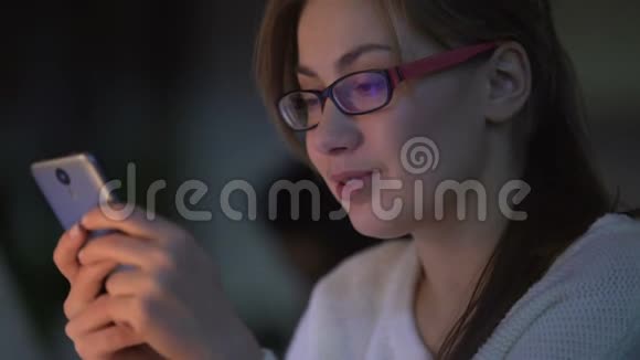 微笑的女孩在流行网站上看有趣的视频与朋友交流视频的预览图