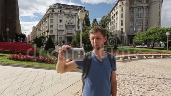 在欧洲观光旅游中拍摄著名地标的男性游客视频的预览图
