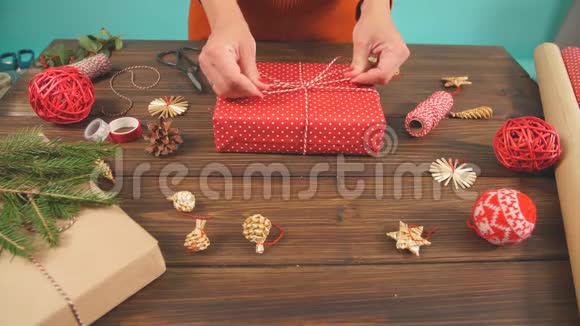女性手装饰圣诞礼物红色盒子把手举起来提出包装思想视频的预览图