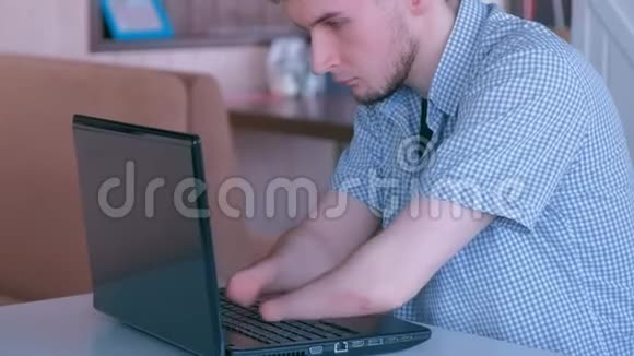 被截肢的残疾人在咖啡馆里用笔记本电脑打字视频的预览图