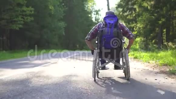 坐轮椅的残疾人乘坐高速公路视频的预览图